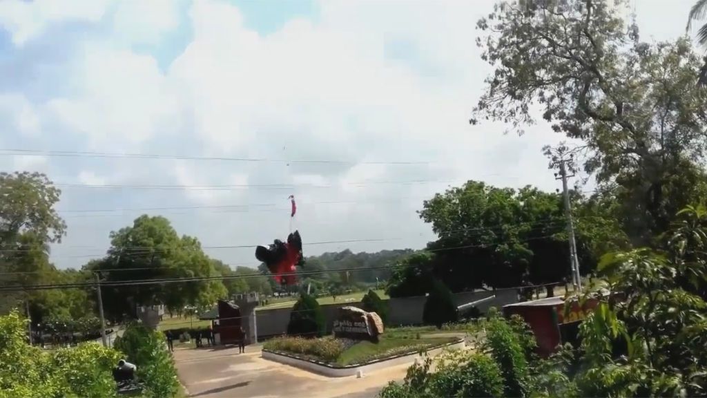 Sobrecogedor accidente de una paracaidista que choca con un tendido eléctrico