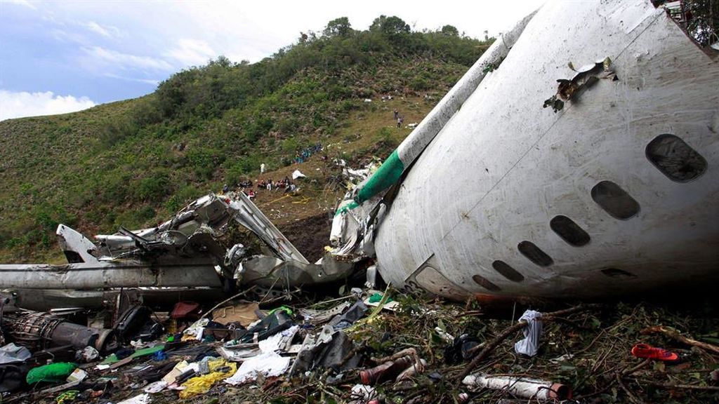Los vecinos del lugar donde se estrelló el avión del 'Chape' devuelven a los supervivientos los objetos que les robaron tras el accidente