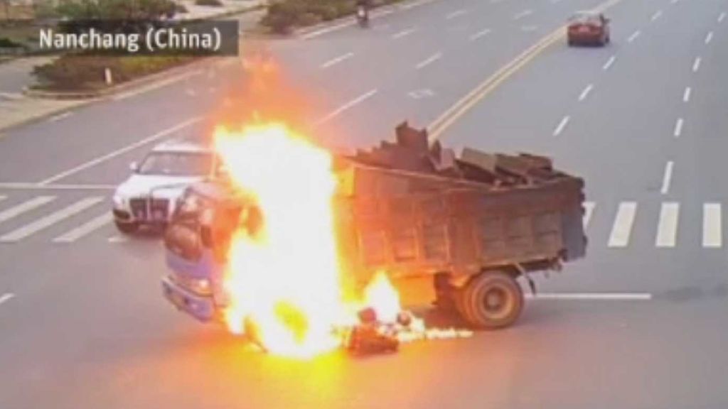 Un motorista, envuelto en llamas tras chocar contra un camión en China