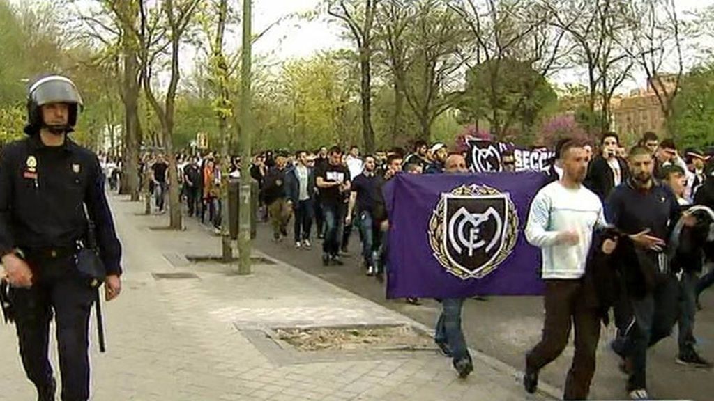 La Delegación del Gobierno prohíbe la 'bajada' andando al Calderón de los seguidores del Real Madrid La Delegación del Gobierno prohíbe la 'bajada' andando al Calderón de los seguidores del Real Madrid