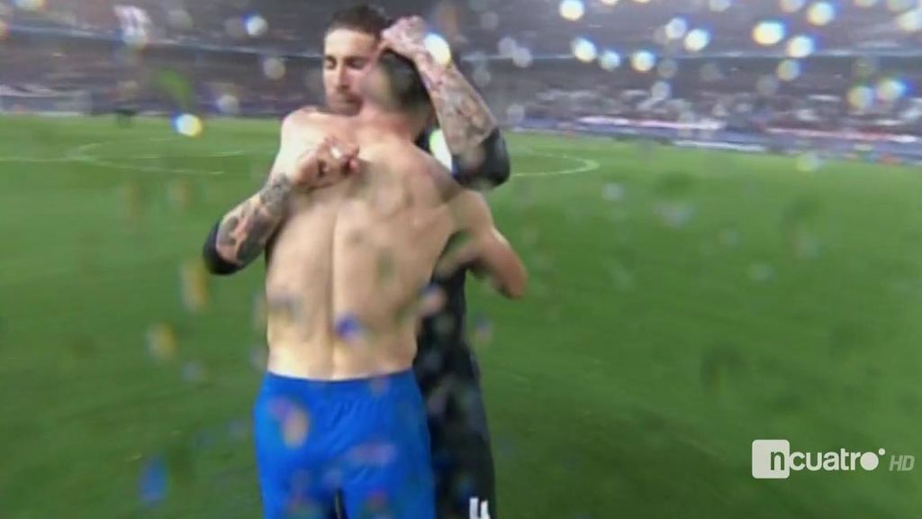 ¡Detallazo! Sergio Ramos consuela y abraza uno a uno a los jugadores del Atlético ¡Detallazo! Sergio Ramos consuela y abraza uno a uno a los jugadores del Atlético