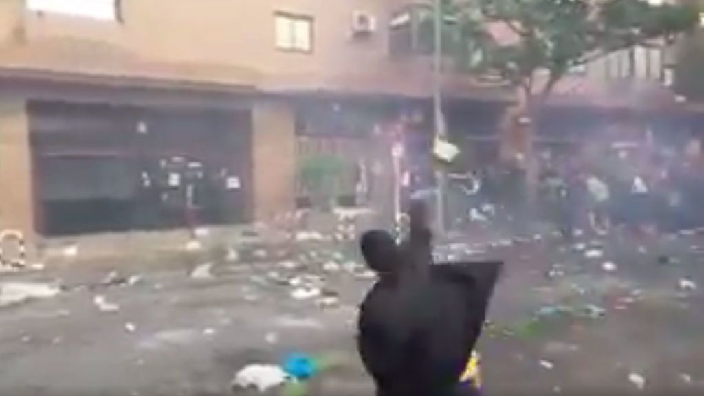 Absoluta vergüenza en la previa del derbi: decenas de ultras del Frente Atlético someten a botellazos a la Policía