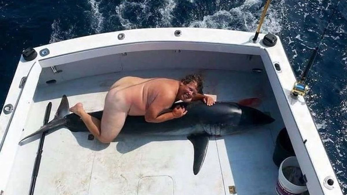 Buscan al hombre desnudo tumbado sobre un tiburón