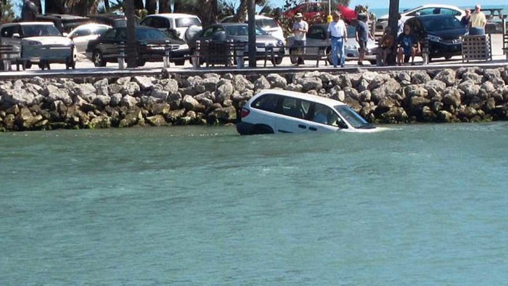 Una mujer y su padre mueren ahogados al caer con su coche al agua en Florida