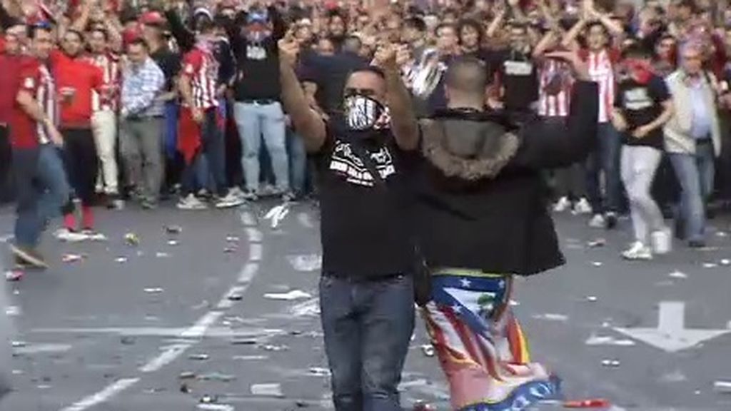 A botellazo limpio recibieron los radicales del Atleti a los madridistas en el Calderón