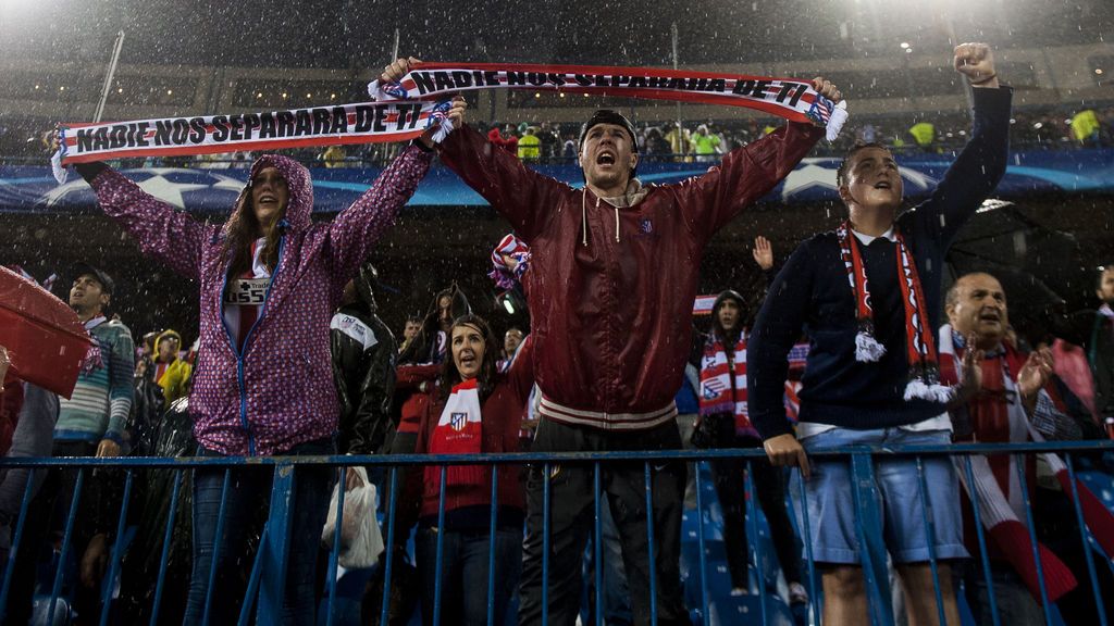 ¡Orgullosos de unos colores! La afición del Atleti se fue cantando incluso en el Metro