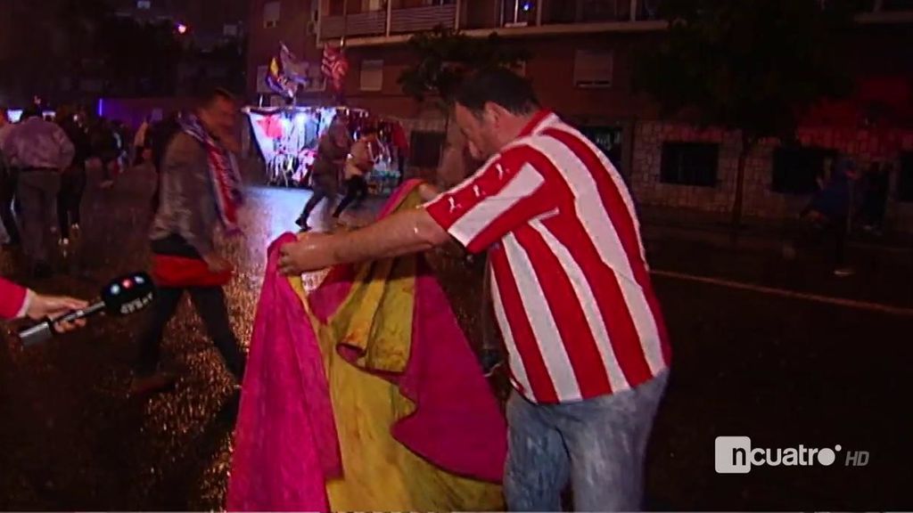 Un colchonero enseña a torear a Sergio Ramos bajo la lluvia de Madrid Un colchonero enseña a torear a Sergio Ramos bajo la lluvia de Madrid