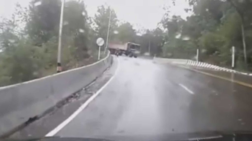 El impactante momento en el que un camión arrastra a un ciclista