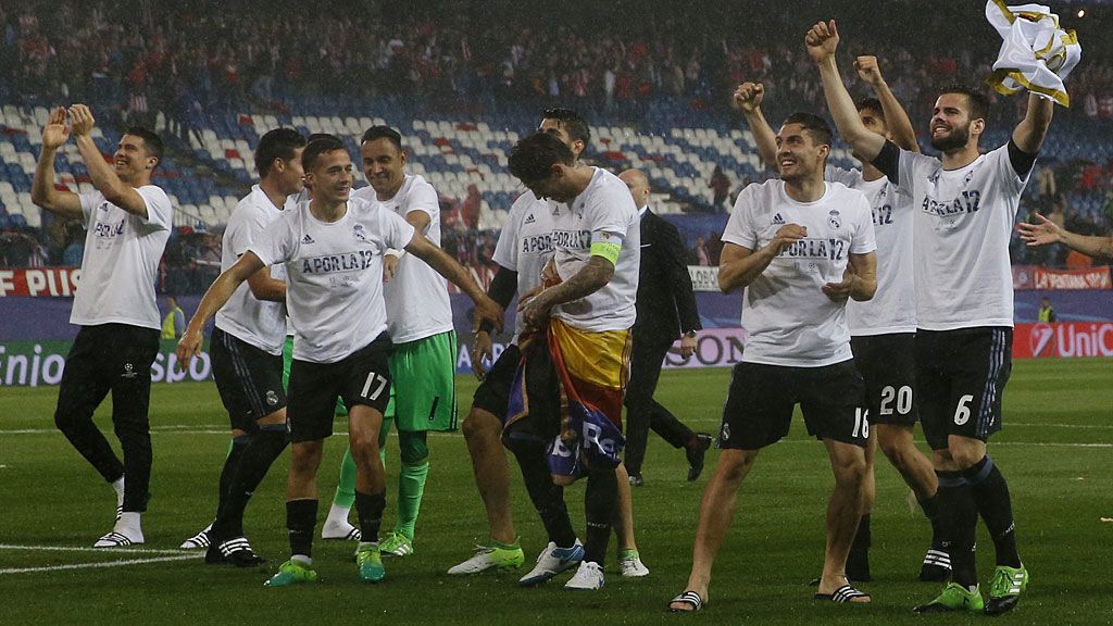 La bandera del Madrid reina en el Calderón: así fue el beso de Sergio Ramos sobre el césped La bandera del Madrid reina en el Calderón: así fue el beso de Sergio Ramos sobre el césped