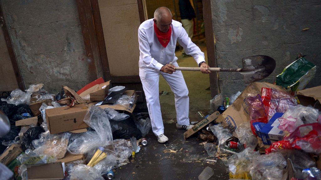 Vasos reutilizables para solucionar el difícil problema de la suciedad en San Fermín
