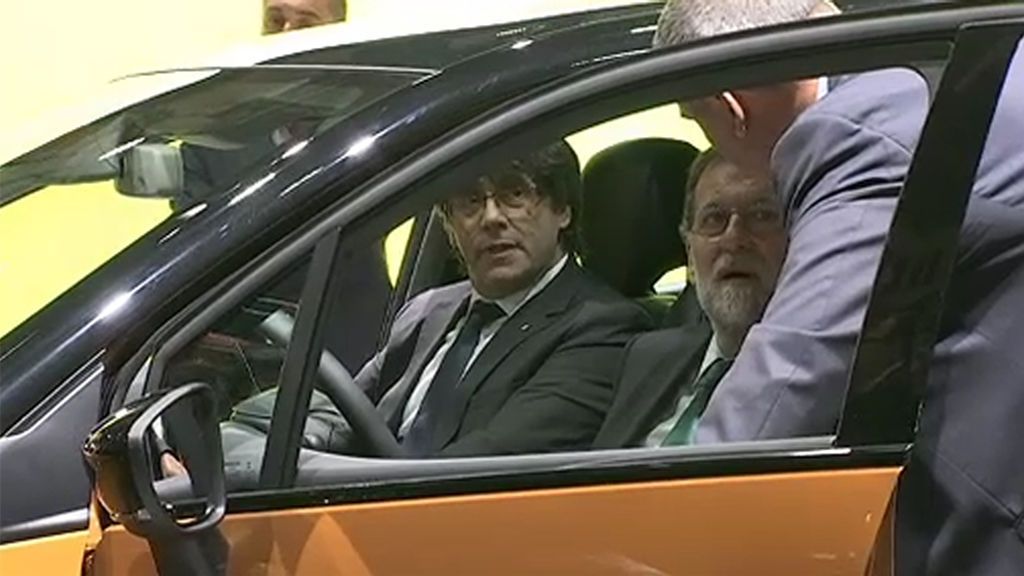 Rajoy y Puigdemont ‘comparten coche’ en el Salón del Automóvil de Barcelona
