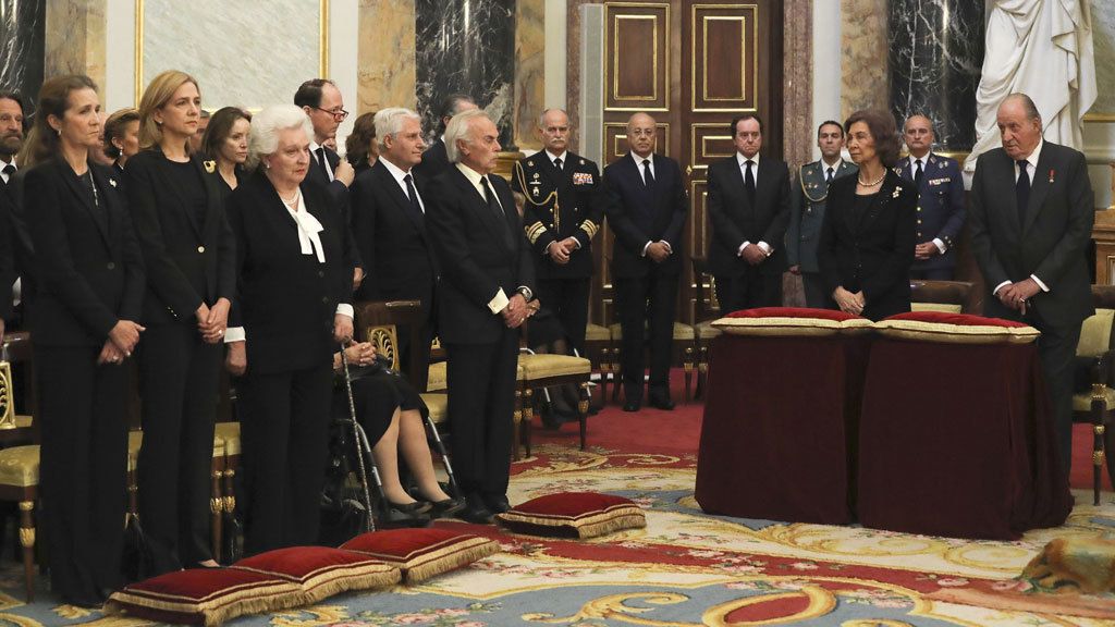 Cristina de Borbón, arropada por su madre y su hermana en su reaparición tras su absolución