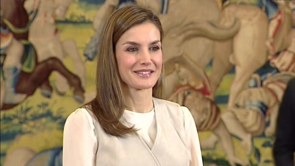 De la discreción al entallamiento, así ha cambiado el estilismo de la Reina Letizia