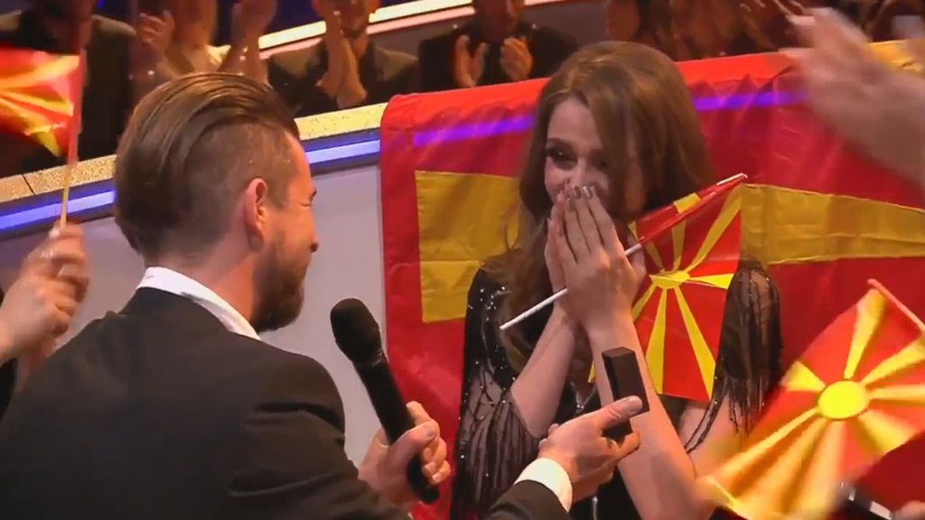 Piden matrimonio a la representante de Macedonia en plena Semifinal de Eurovisión