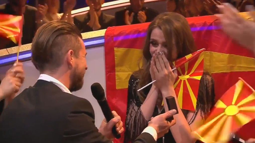 Piden matrimonio a la representante de Macedonia en plena Semifinal de Eurovisión