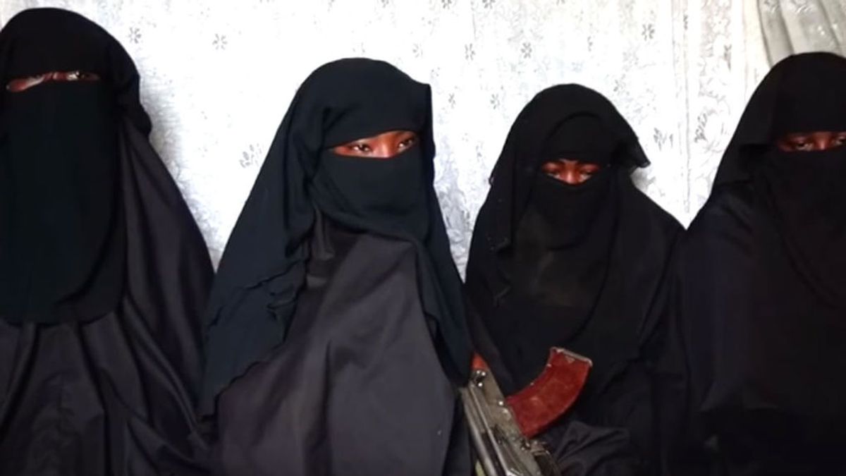 Cuatro de las niñas de Chibok explican, Kalashnikov en mano, por qué rechazan volver con sus familias