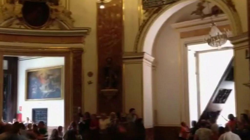 Herida una mujer de 80 años al desprenderse una puerta de la Basílica de Valencia