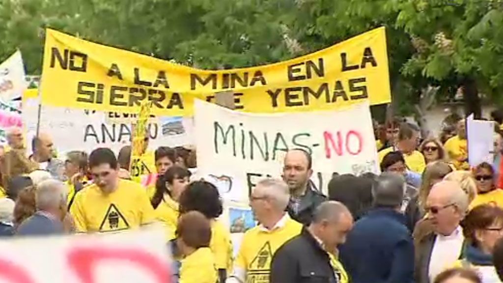 Un 'No a las minas' inunda la ciudad de Ávila