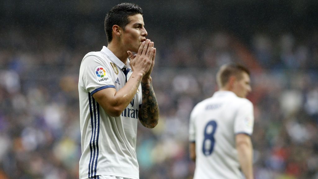 El gesto que vaticina la salida de James del Real Madrid: solo y aplaudiendo al Bernabéu