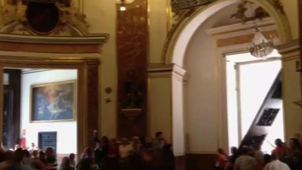 Herida una mujer de 80 años al desprenderse una puerta de la Basílica de Valencia