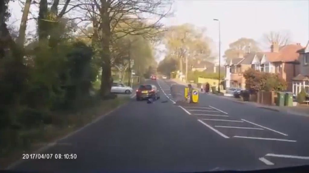 Un coche atropella a un niño que cruza la carretera en su monopatín