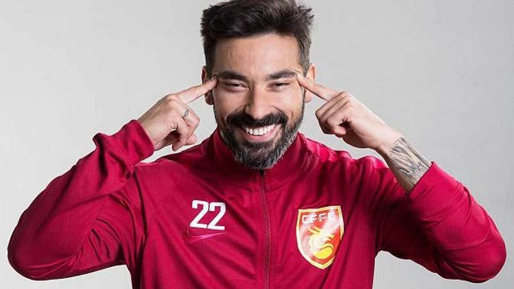 ¿Racismo? Lavezzi se mete en un lío tras una foto promocional en su equipo chino ¿Racismo? Lavezzi se mete en un lío tras una foto promocional en su equipo chino