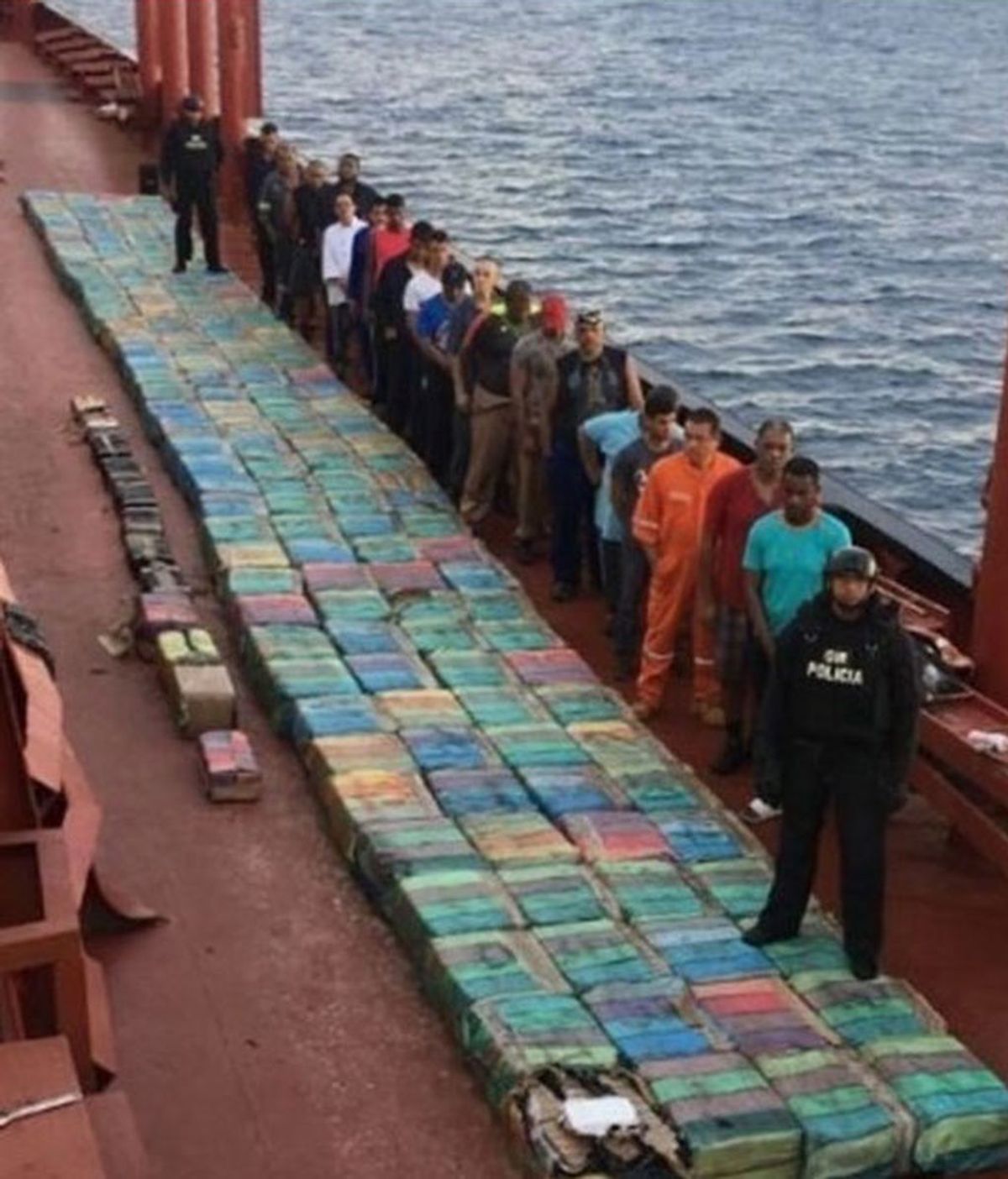 La Policía intercepta un buque con 5.529 kilos de cocaína y detiene a 24 personas