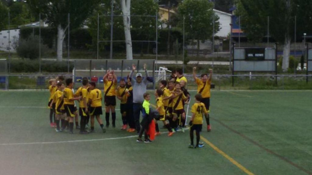 Dos equipos alevines se juegan el título en el último partido… y terminan haciéndose el ‘pasillo de campeón’ el uno al otro