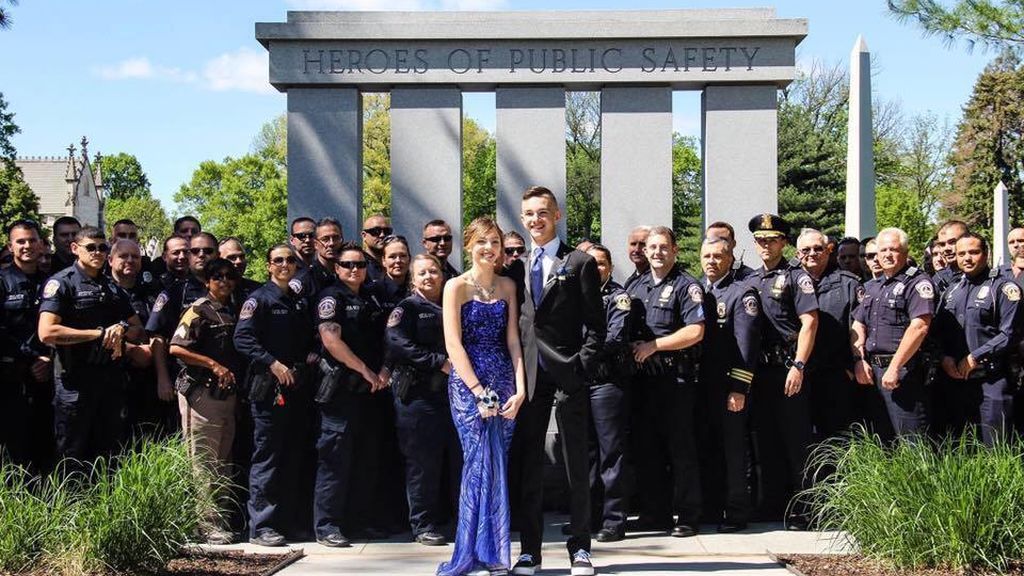 Los compañeros de un policía caído le dieron esta sorpresa a su hija en su baile de graduación