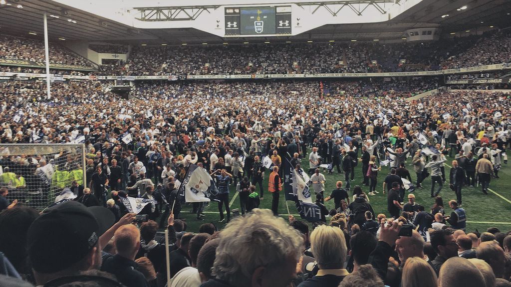 ¿Cocaína en pleno césped? La celebración de un aficionado del Tottenham escandaliza a Inglaterra