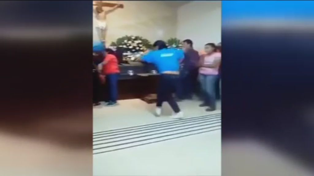 Bailan cumbia en un velatorio para despedir al fallecido
