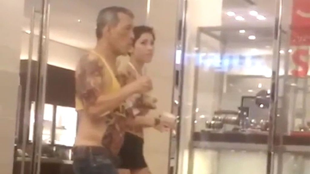 Las imágenes prohibidas en Tailandia del excéntrico rey del país, Maha Vajiralongkorn