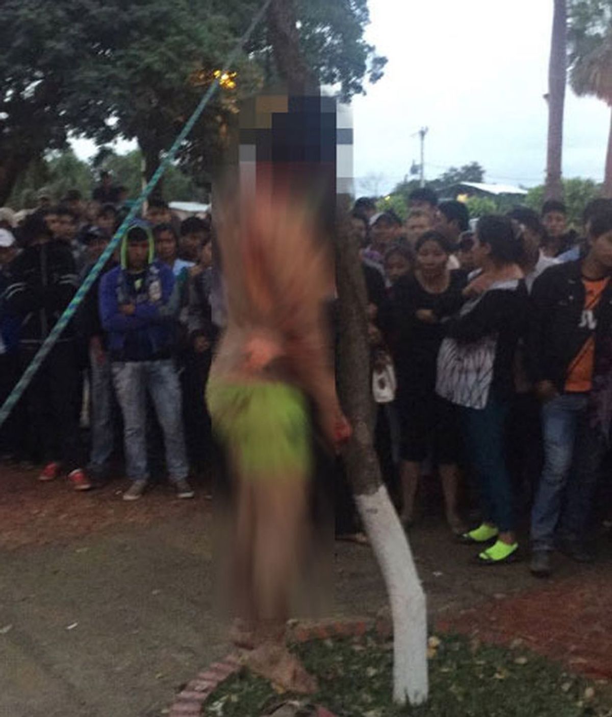 Una turba quema y cuelga a un hombre en una plaza pública de Bolivia