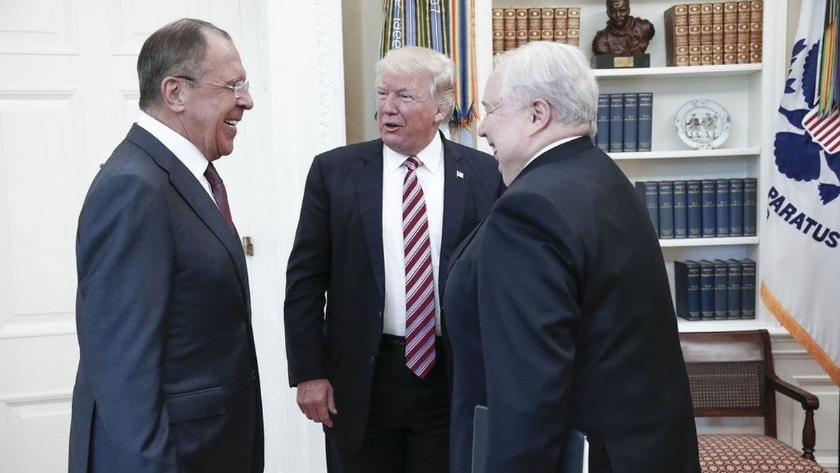 Trump confirma que compartió información con Rusia porque está en su "absoluto derecho"