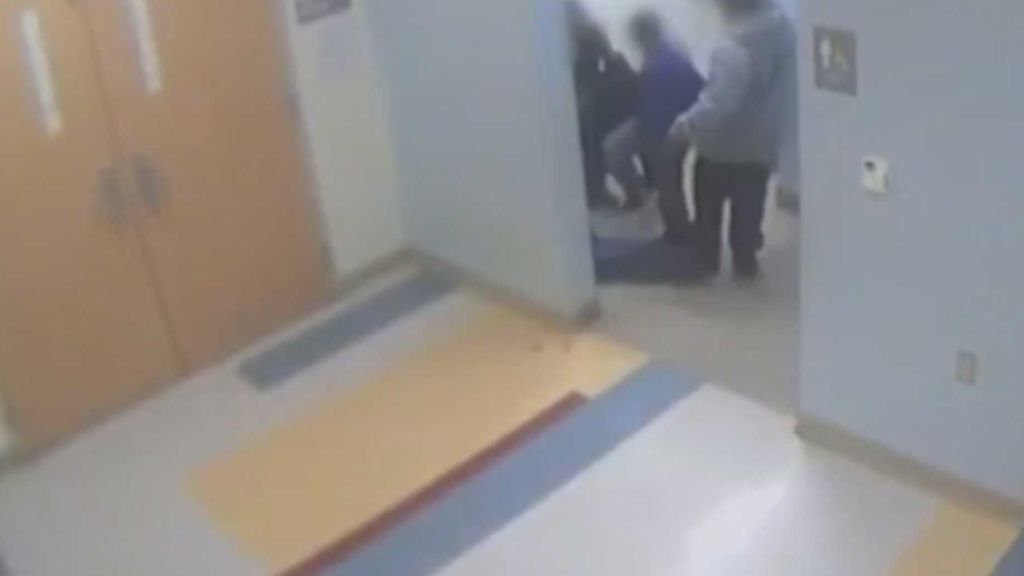 Un vídeo muestra la brutal paliza a un niño de ocho años que se suicidó dos días después