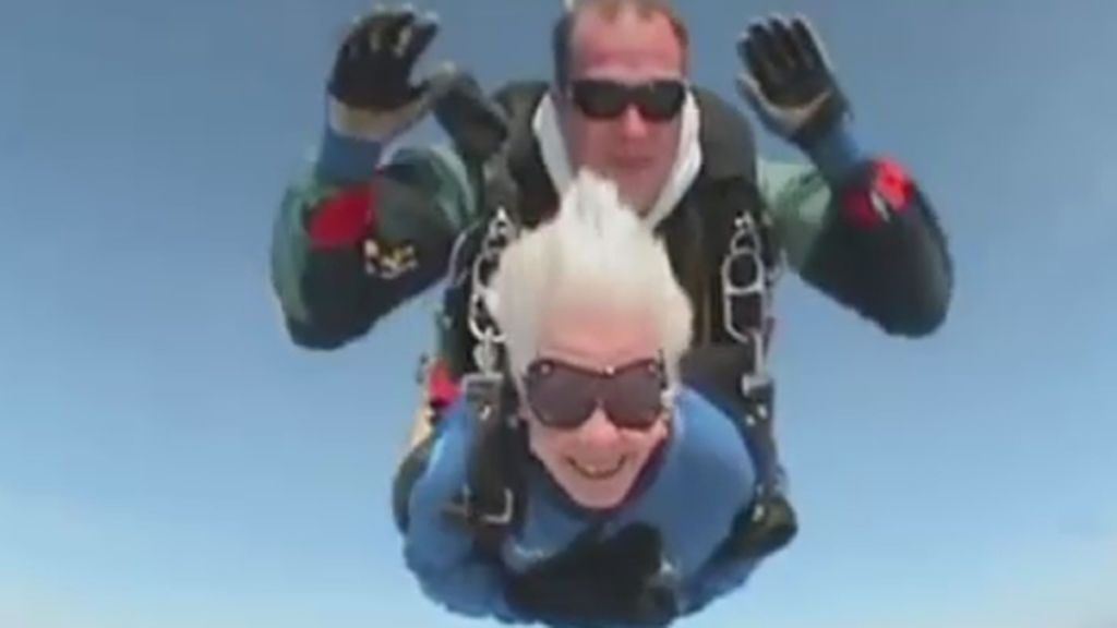 Se pone de moda entre los ancianos tirarse en paracaídas
