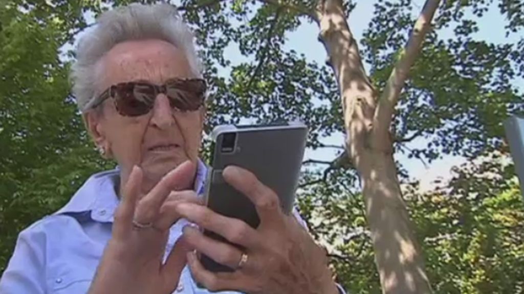 Paquita, 103 años y toda una experta con el móvil