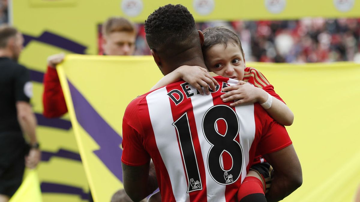 Piden nombrar caballero británico a Defoe por su apoyo incondicional a Bradley Lowery, el niño con cáncer terminal Piden nombrar caballero británico a Defoe por su apoyo incondicional a Bradley Lowery, el niño con cáncer terminal