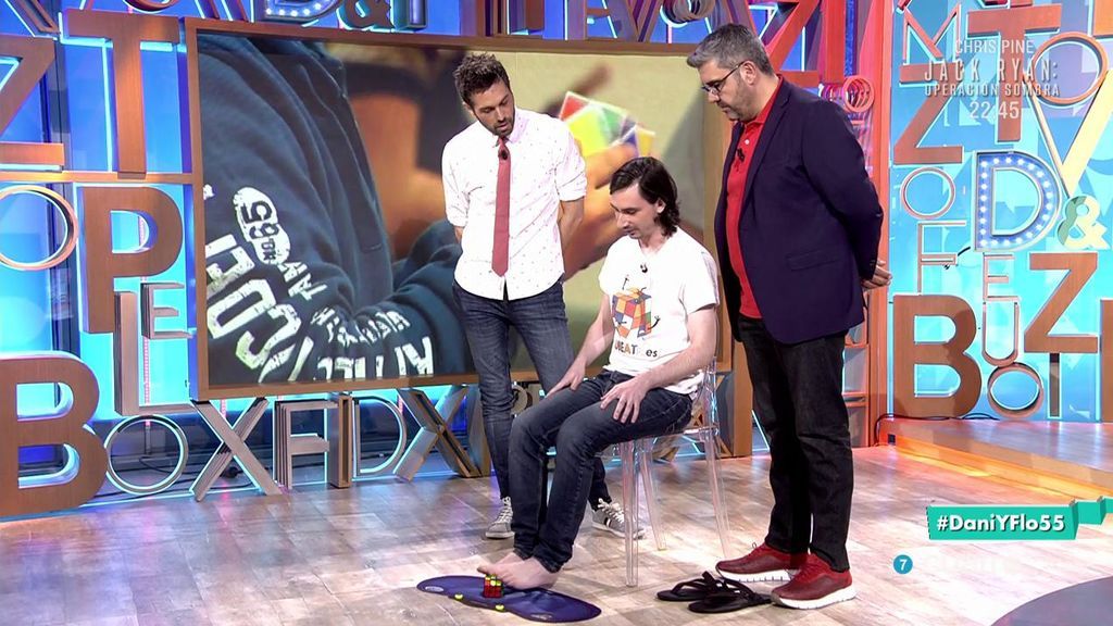 El campeón de España de Rubik completa el cubo... ¡con los pies!