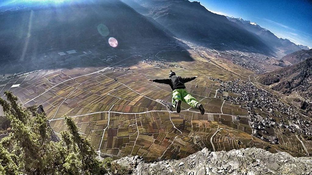 De comerse una hamburguesa a cambiar de parapente: el saltador base Quentin Luçon se juega la vida en cada vídeo De comerse una hamburguesa a cambiar de parapente: el saltador base Quentin Luçon se juega la vida en cada vídeo