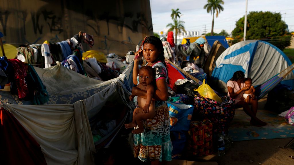 Madre indígena sostiene a su bebé en Manaus, Brasil