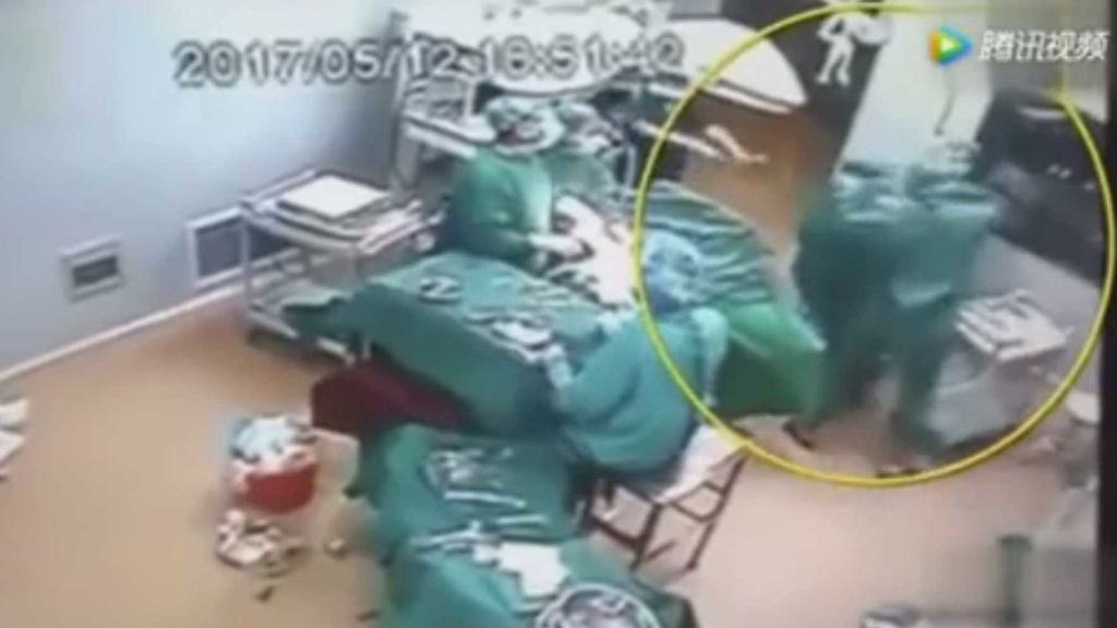 Un médico y una enfermera, a puñetazo limpio en el quirófano