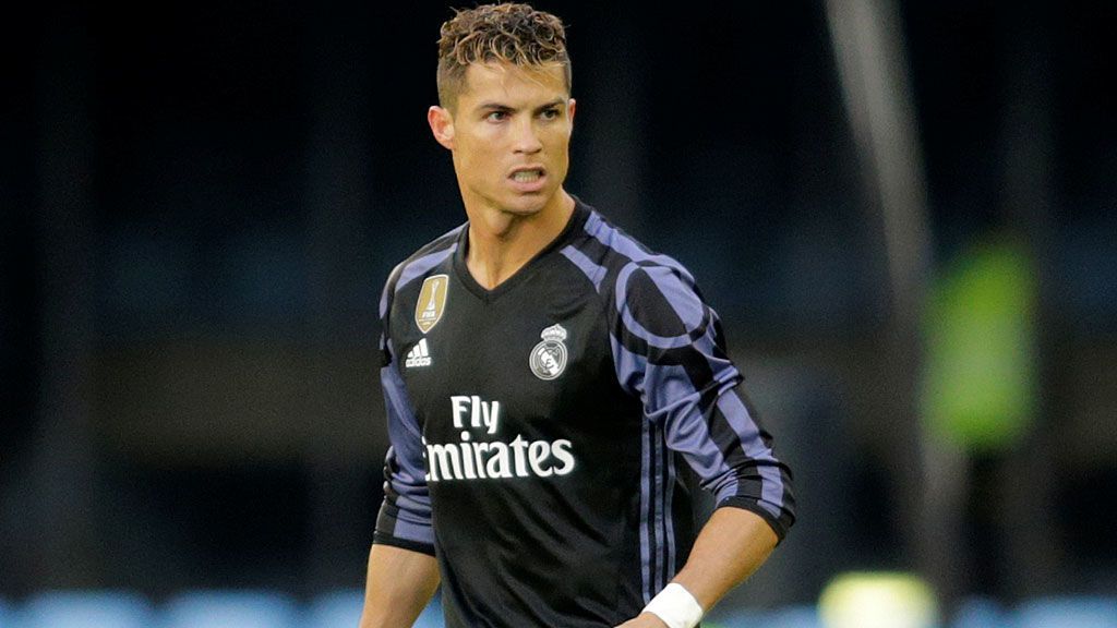 El truco de Cristiano Ronaldo para parecer más alto en las fotos de equipo