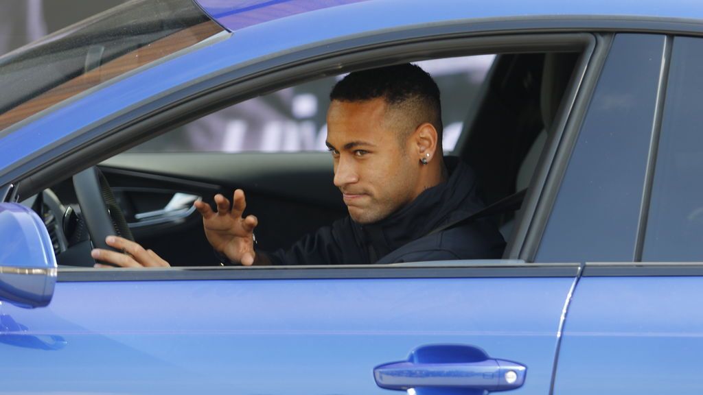 ¡Cuidado con las multas! Neymar se salta el atasco por el 'carril bus' para llegar a la fiesta