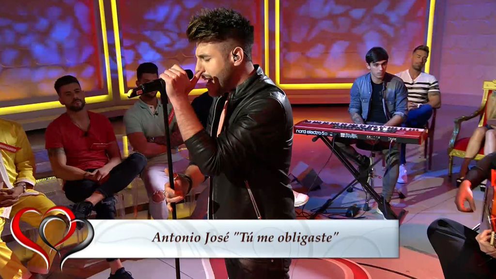 Antonio José canta 'Tú me obligaste' en el plató de 'Myh' Antonio José canta 'Tú me obligaste' en el plató de 'Myh'