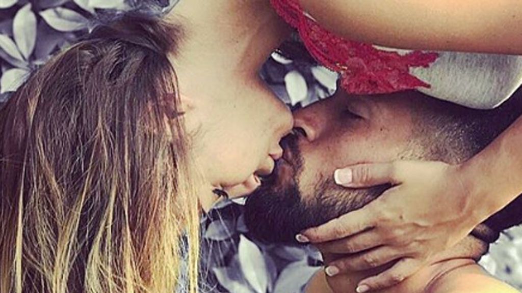 Beso contorsionista entre Tamara Gorro y Ezequiel Garay: su flexible muestra de amor triunfa
