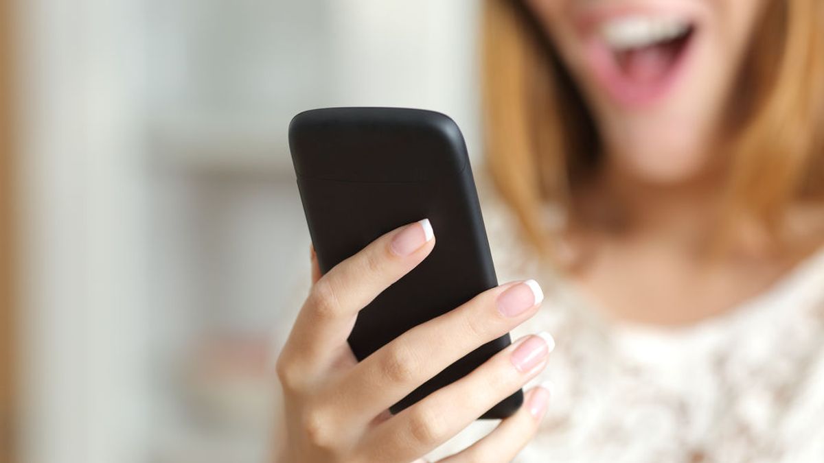 Demanda a la mujer con la que tuvo su primera cita por usar el móvil