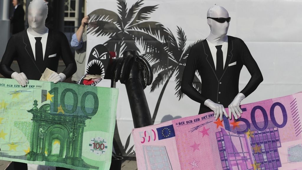 Dos manifestantes protestan ante la junta general de accionistas de Deutsche Bank