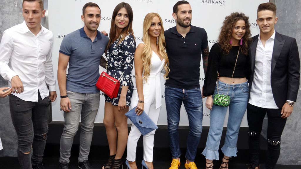 Messi, Jordi Alba, Fábregas, Suárez... Así se apoya a las WAGs Roccuzzo y Sofía Balbi en su nueva tienda