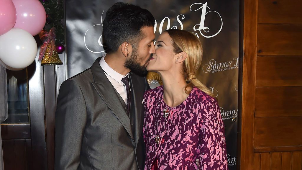 Beso contorsionista y mucho amor entre Tamara Gorro y Ezequiel Garay